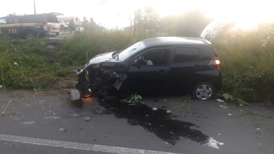 Motorista colide carro em poste na BR 316 em Teresina