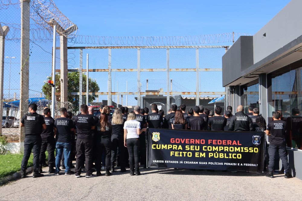 Policiais penais federais realizam manifestação em frente ao Presídio de Segurança Máxima em Mossoró no RN (Foto: Reprodução/TVFuturo) Policiais penais federais realizam manifestação em frente ao Presídio de Segurança Máxima em Mossoró no RN (Foto: Reprodução/TVFuturo)