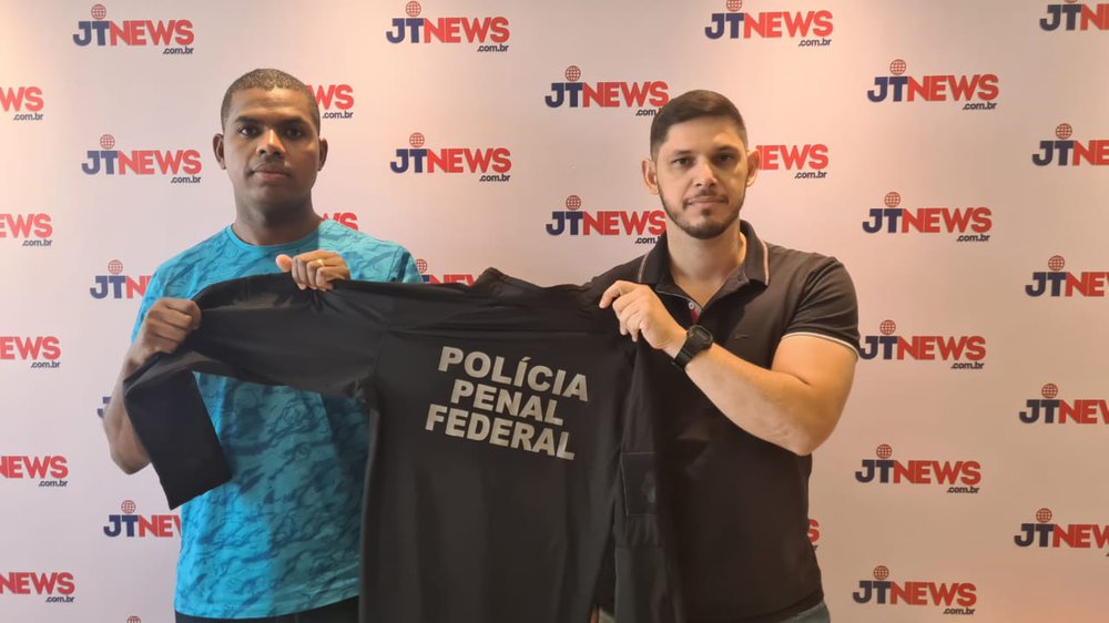 Presidente do SINDPPF-DF, Gilvan Albuquerque ao lado do policial penal Varlei Ferreira, na sede do JTNEWS quando participaram do I Encontro Nacional Estratégico de Valorização da Polícia Penal Brasil (Foto: Jacinto Teles/JTNEWS) Presidente do SINDPPF-DF, Gilvan Albuquerque ao lado do policial penal Varlei Ferreira, na sede do JTNEWS quando participaram do I Encontro Nacional Estratégico de Valorização da Polícia Penal Brasil (Foto: Jacinto Teles/JTNEWS)