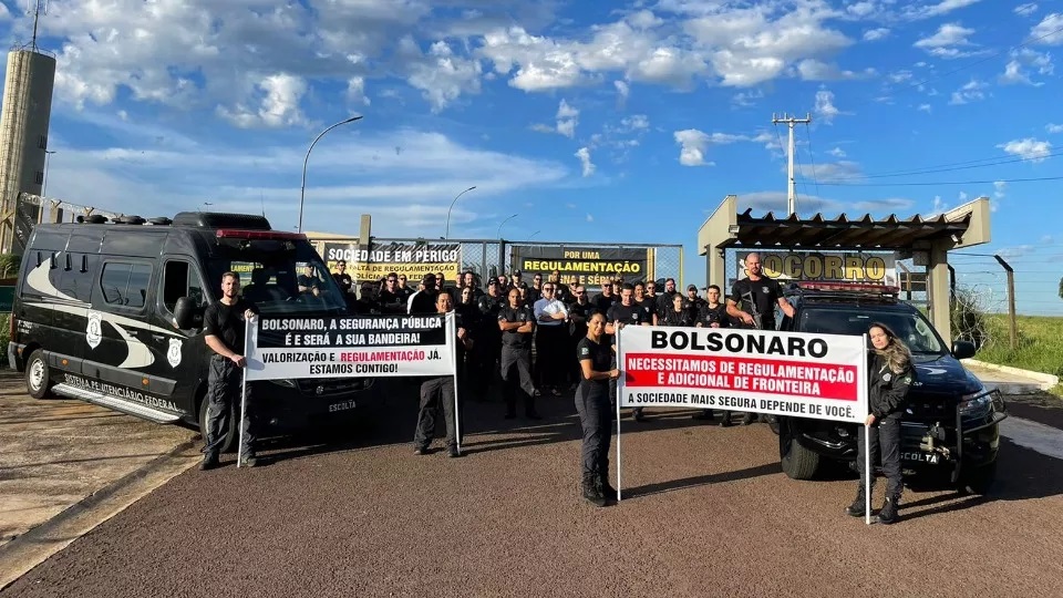 Servidores fazem manifestação em frente à Penitenciária Federal de Catanduvas