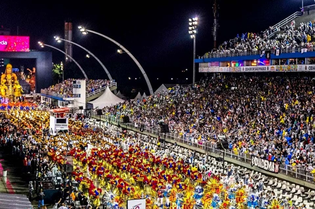 Sete agremiações apresentam-se no Sambódromo do Anhembi