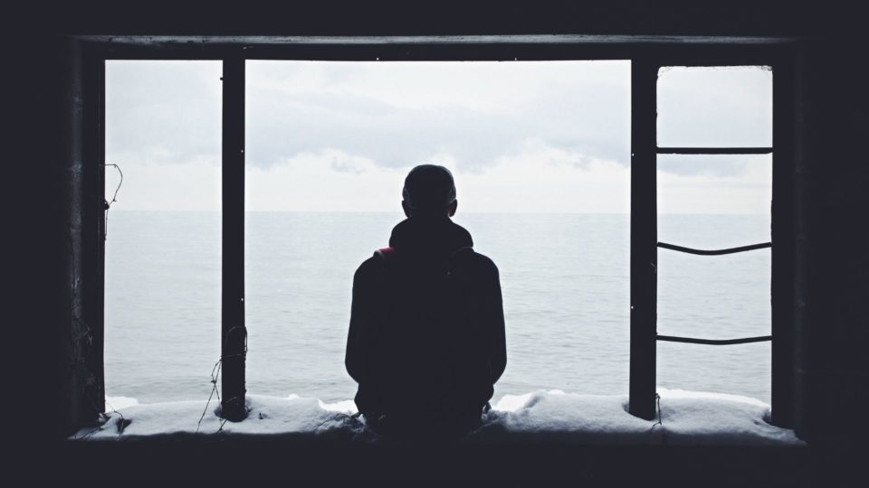 A solidão é um sentimento de ausência que ocorre no campo simbólico, independentemente de se estar ou não cercado de pessoas