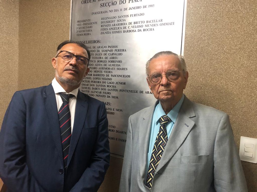 Advogados Jacinto Teles e Reginaldo Furtado. Na foto se vê a placa de inauguração da sede da OAB-PI em 1985 (Foto: Jacinto Teles/JTNEWS)