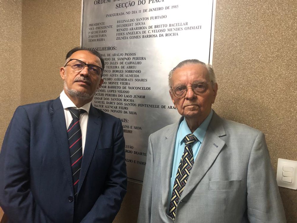 Advogados Jacinto Teles e Reginaldo Furtado. Na foto se vê a placa de inauguração da sede da OAB-PI em 1985 (Foto: Jacinto Teles/JTNEWS) Advogados Jacinto Teles e Reginaldo Furtado. Na foto se vê a placa de inauguração da sede da OAB-PI em 1985 (Foto: Jacinto Teles/JTNEWS)