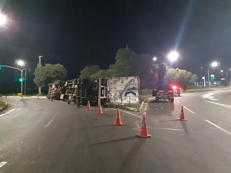 Caminhão com latas de cerveja tomba