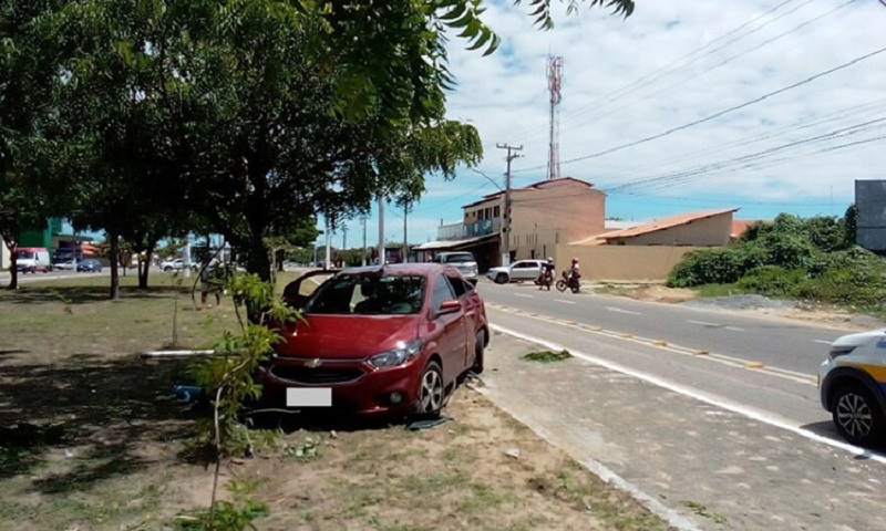 Carro desgovernado invade canteiro central de Avenida