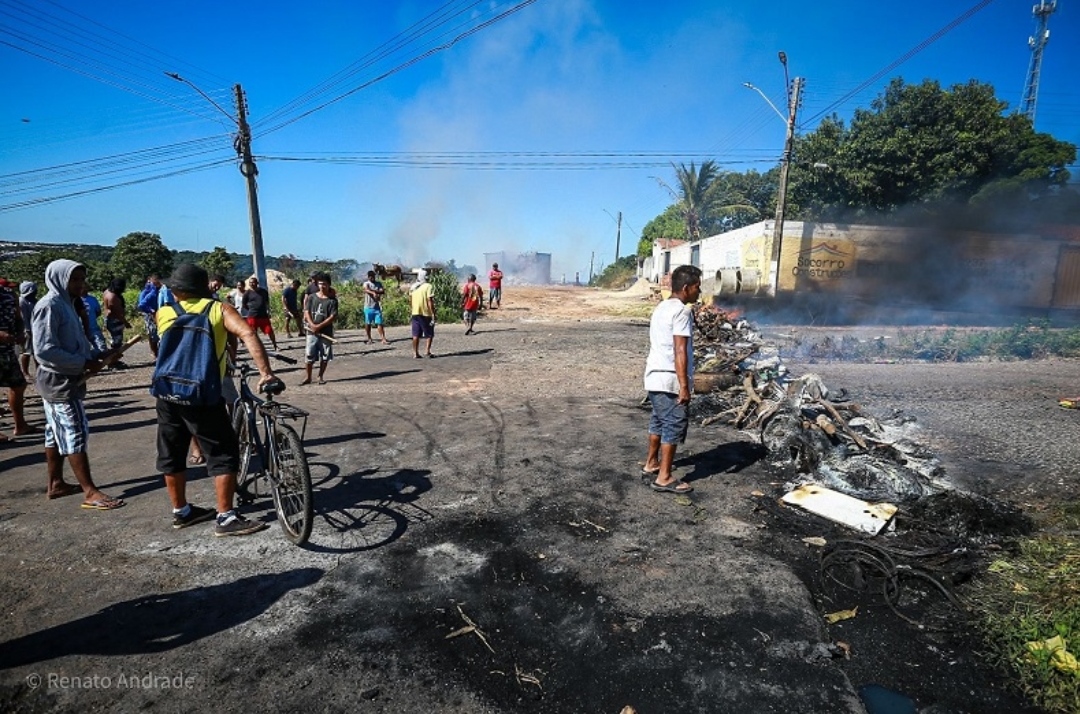 Famílias queimam pneus para tentar impedir reintegração de posse