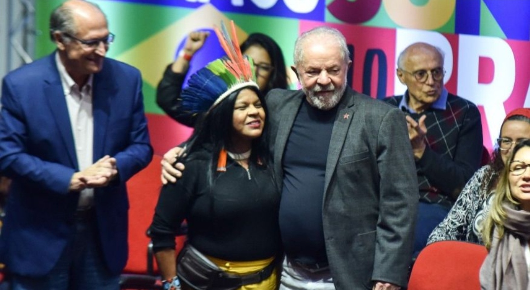 Lula abraça a indígena Sonia Guajajara ao lado de Geraldo Alckmin durante encontro em São Paulo