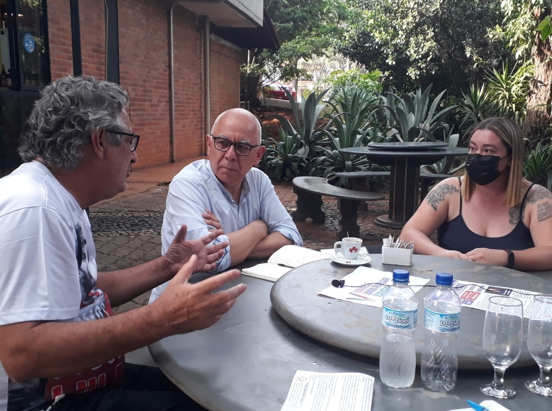 O candidato francês apoiado por Mélenchon, Christian Rodriguez, do movimento Nova União Popular, com Jacy Afonso e Sarah Lindalva, do PTDF