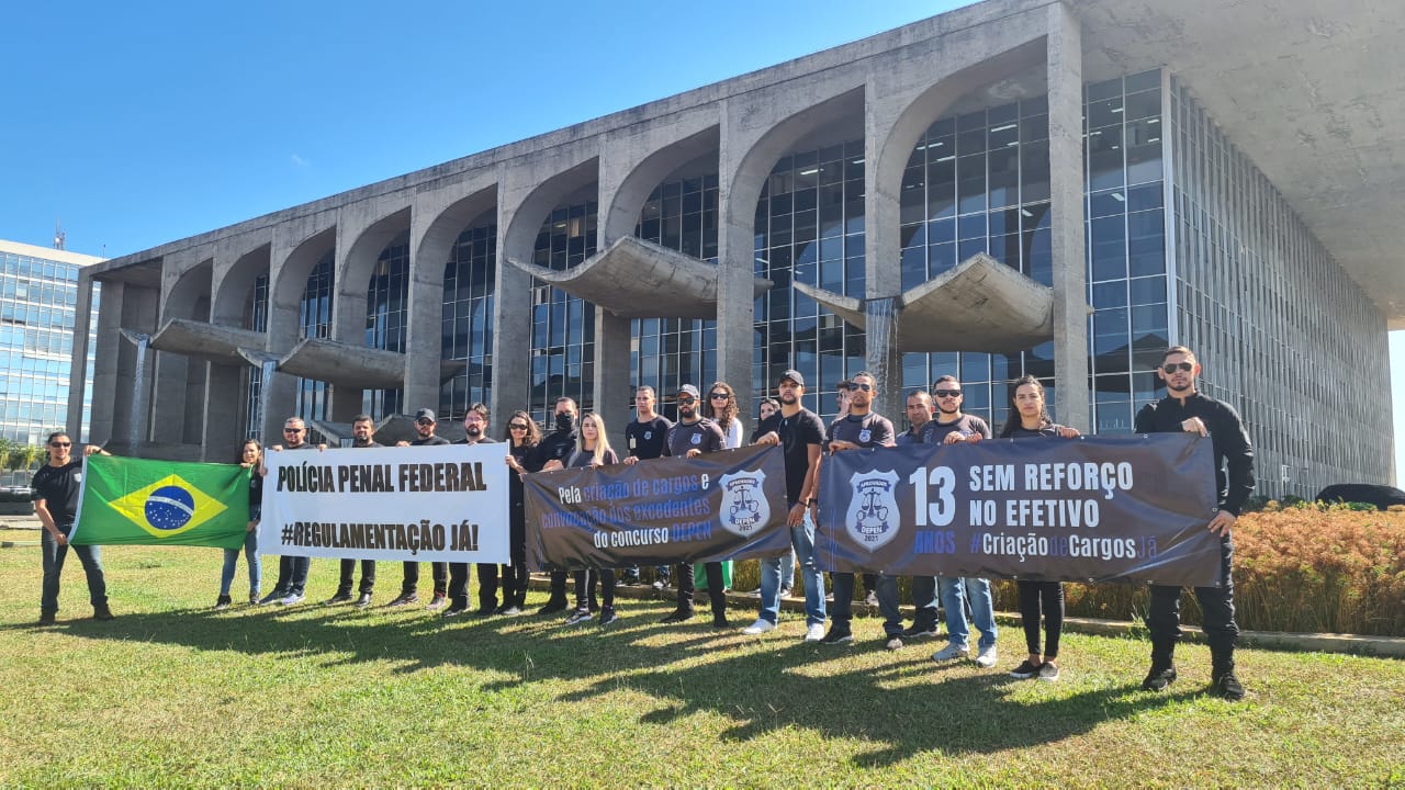 Policiais Penais Federais no DF protestam pela Regulamentação em frente ao Ministério da Justiça