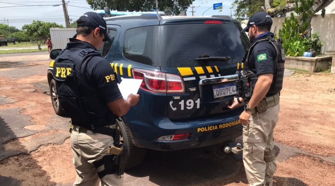 PRF recupera motocicleta roubada e prende integrante de facção criminosa