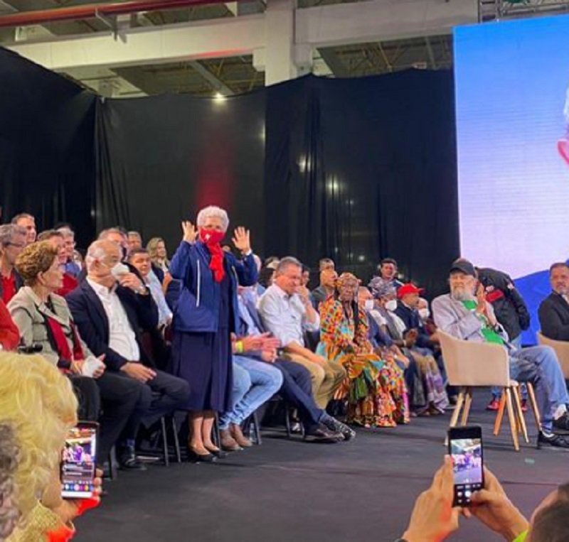 Regina Sousa durante lançamento da pré-candidatura de Lula em São Paulo (Foto: Reprodução/Instagram) Regina Sousa durante lançamento da pré-candidatura de Lula em São Paulo (Foto: Reprodução/Instagram)