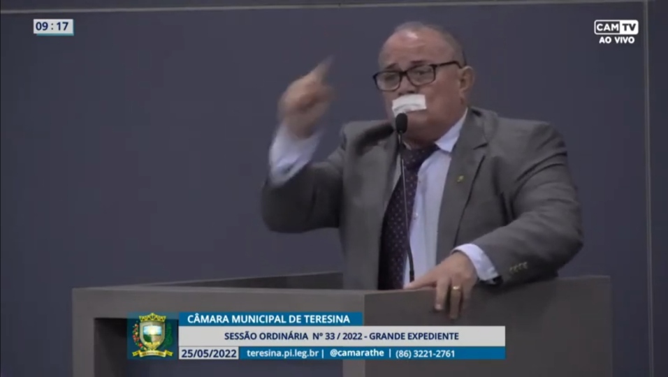 Vereador Antônio José Lira põe esparadrapo na boca e ironiza mandato de Ismael Silva