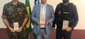 Advogado Jacinto Teles, presidente da AGEPPEN-BRASIL, ladeado pelo comandante do 25º Batalhão de Caçadores, Paulo Ricardo Borges e o comandante da Guarda Civil Municipal (GCM) de Teresina, André Luís