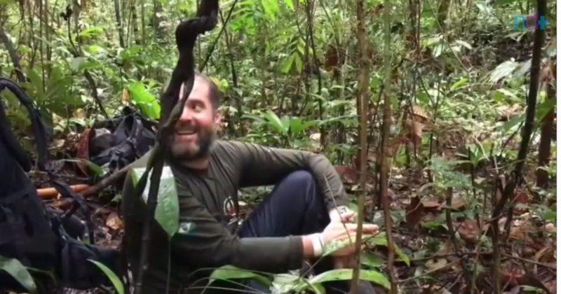 Bruno Pereira canta ao povo Ticuna em meio a tensão na mata