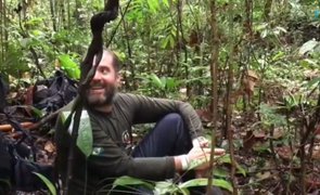 Bruno Pereira canta ao povo Ticuna em meio a tensão na mata