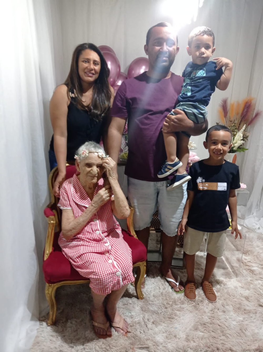 Confraternização em comemoração aos 106 anos de Dona Pedrina (Foto: Arquivo Familiar) Confraternização em comemoração aos 106 anos de Dona Pedrina (Foto: Arquivo Familiar)