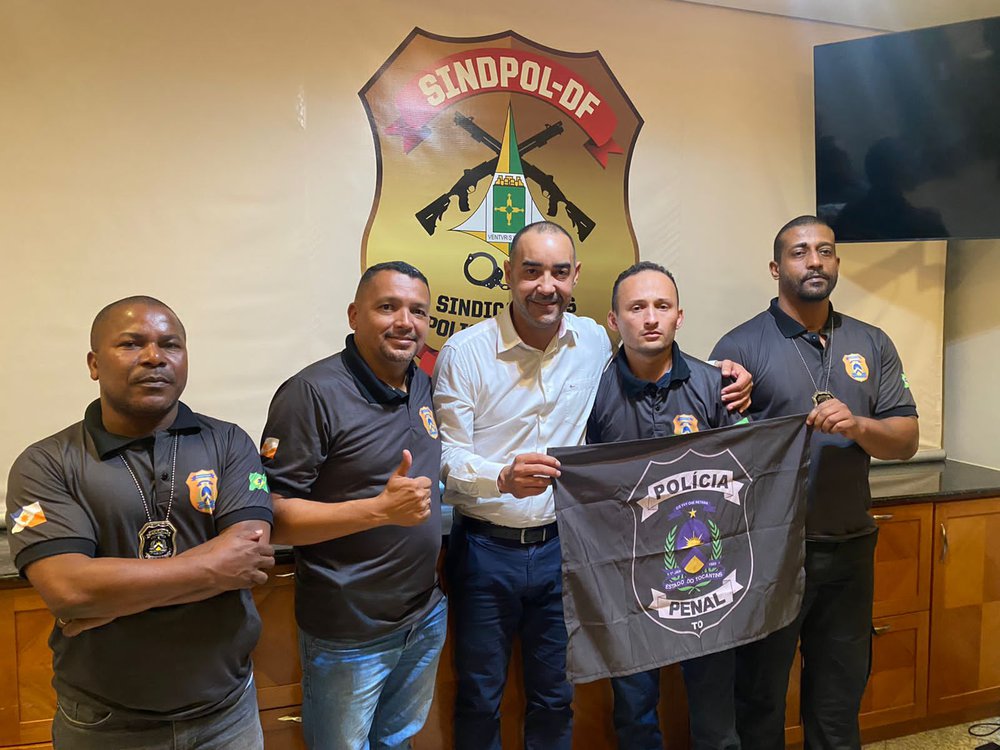 Paulo Rogério ladeados por dirigentes sindicais da Polícia Penal de Tocantins, liderados pelo presidente Wilton (Foto: Bárbara Prado para o JTNEWS) Paulo Rogério ladeados por dirigentes sindicais da Polícia Penal de Tocantins, liderados pelo presidente Wilton (Foto: Bárbara Prado para o JTNEWS)
