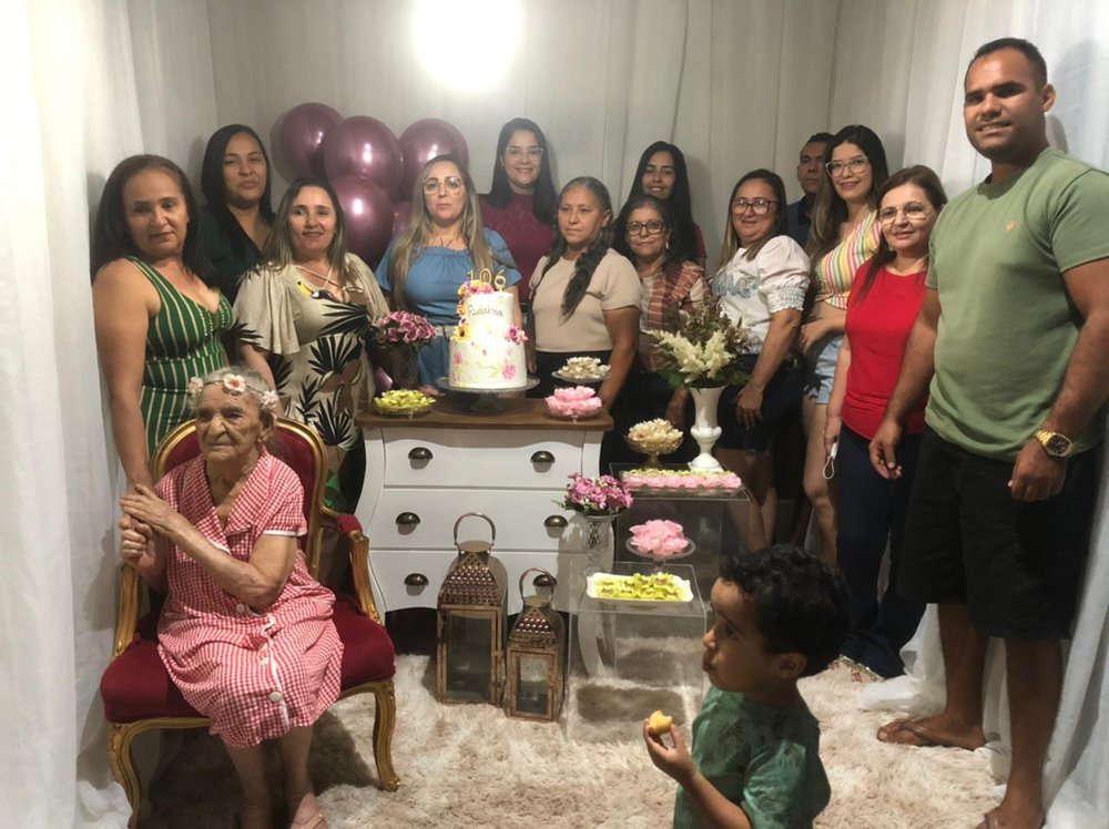 Dona Pedrina de Seu João Branco com familiares durante a confraternização pelos seus 106 anos (Foto: Arquivo Familiar) Dona Pedrina de Seu João Branco com familiares durante a confraternização pelos seus 106 anos (Foto: Arquivo Familiar)
