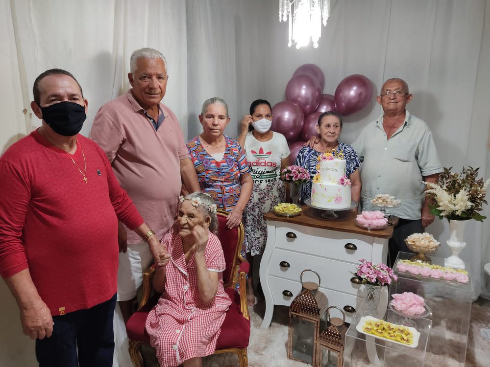 Dona Pedrina de Seu João Branco (Mãe Véia) como é chamada, completou 106 anos de idade e comemorou junto aos familiares (Foto: Arquivo Familiar) Dona Pedrina de Seu João Branco (Mãe Véia) como é chamada, completou 106 anos de idade e comemorou junto aos familiares (Foto: Arquivo Familiar)