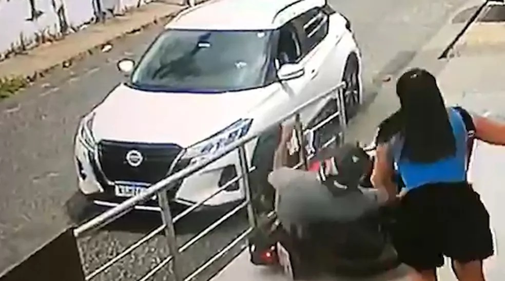 Homem se atrapalha ao tentar assaltar mulher e cai de moto duas vezes em Teresina