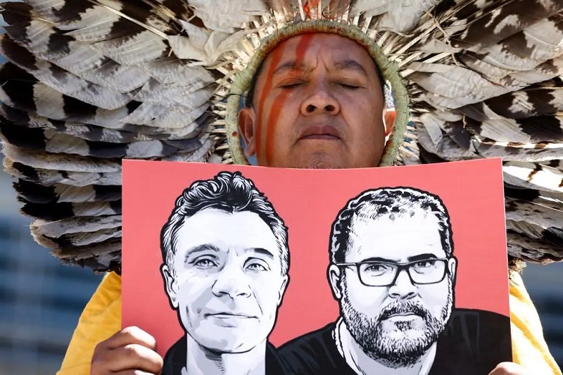 Indígena participa de protesto em frente à sede da União Europeia, em Bruxelas, contra as mudanças climáticas e por justiça a Dom Phillips e Bruno Pereira