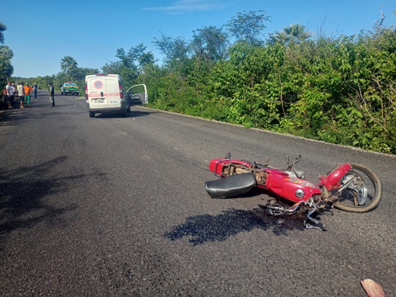 Motociclista morre após colidir em ambulância