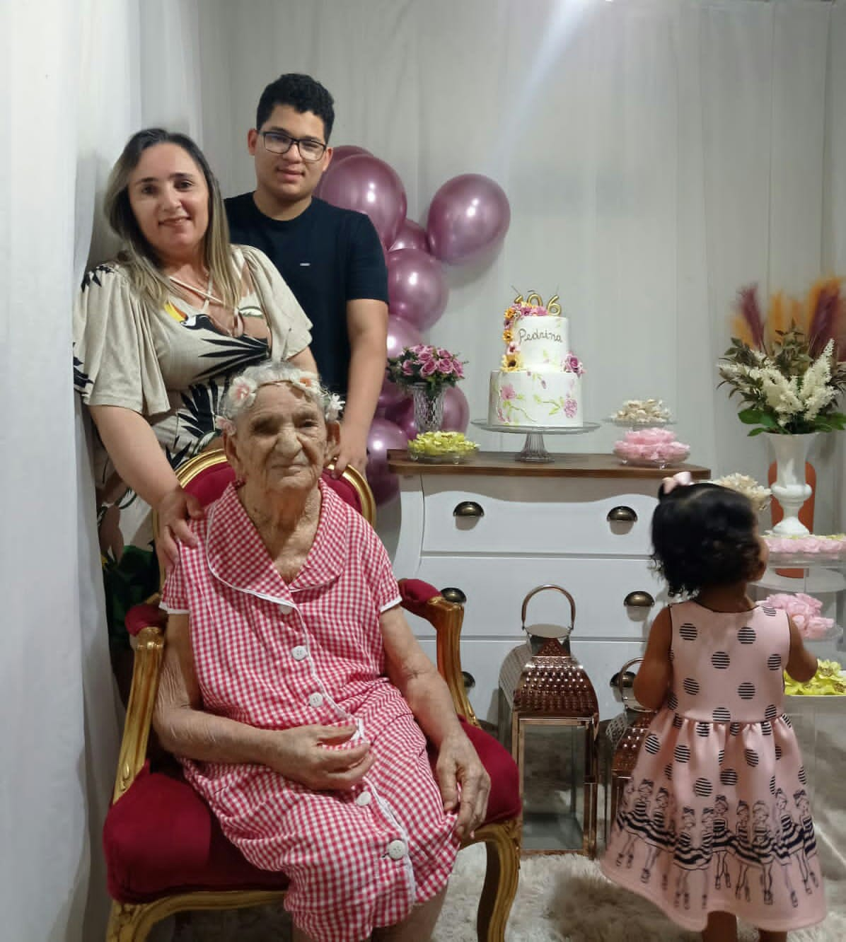 Na foto Mãe Véia posa com Carlene, João Pedro e Júlia, que após pedir a bênção da Biza foi logo aos docinhos