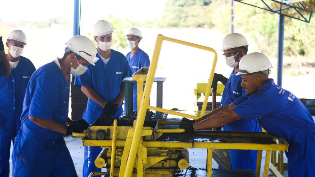 Presos trabalham na nova fábrica de pré-moldados de concreto na Major César Oliveirqa