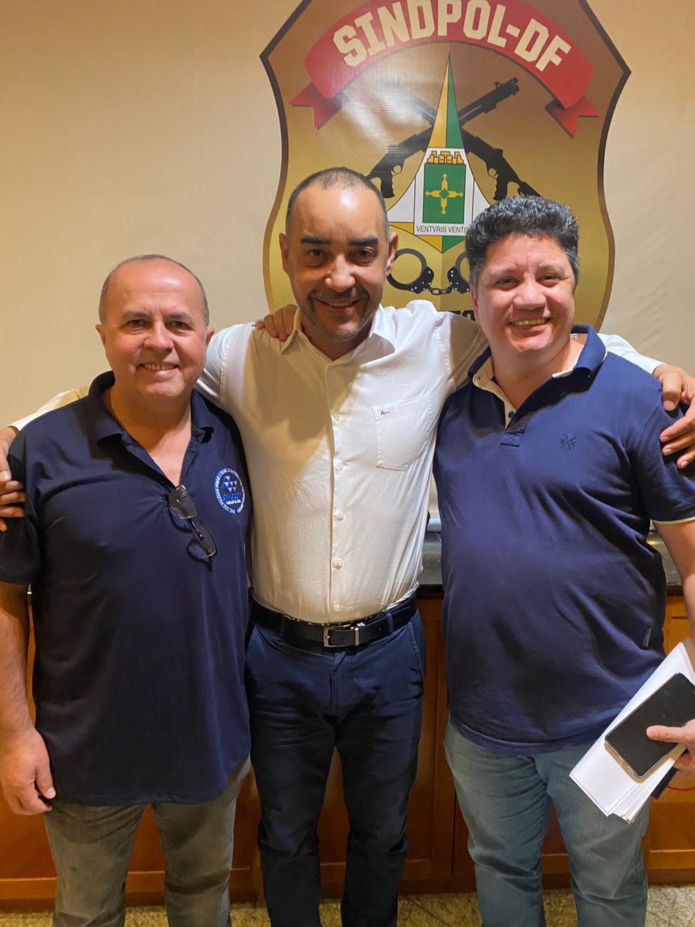 Policial penal Elizeu (SP) Paulo Rogério e Wesley Bastos, assessor sindical da AGEPPEN-BRASIL (Foto: Bárbara Prado para o JTNEWS)