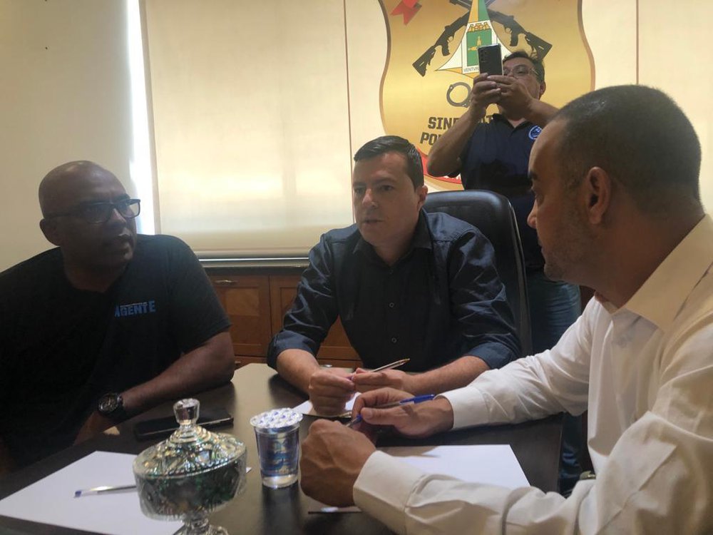 Gilson Barreto (SINDCOP-SP), Aldon Moreira (presidente do SINDPOL-DF) e Paulo Rogério presidente eleito da FEBRAPOL (Foto: Jacinto Teles/JTNEWS) Gilson Barreto (SINDCOP-SP), Aldon Moreira (presidente do SINDPOL-DF) e Paulo Rogério presidente eleito da FEBRAPOL (Foto: Jacinto Teles/JTNEWS)