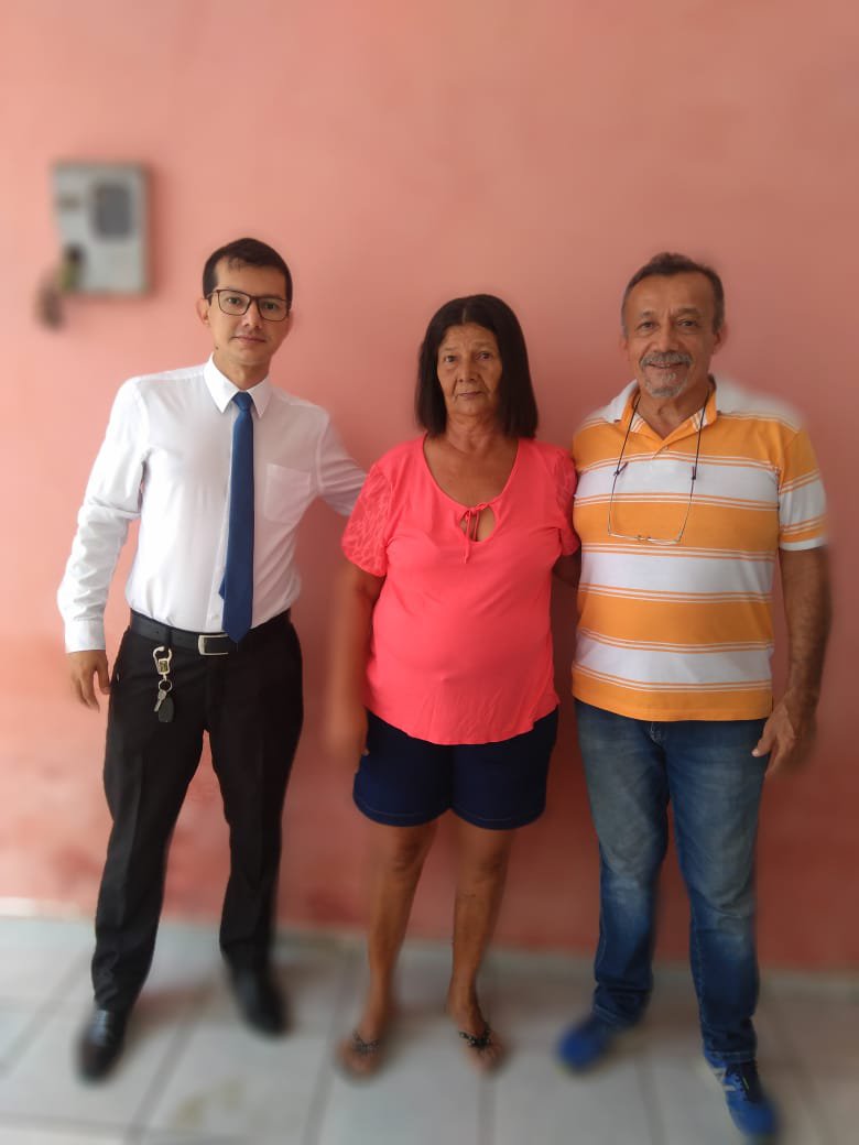 aria das Virgens Teles Coutinho ladeada do sobrinho Ítallo Coutinho e irmão Manoel Coutinho (Foto: Arquivo Pessoal cedido ao JTNEWS) aria das Virgens Teles Coutinho ladeada do sobrinho Ítallo Coutinho e irmão Manoel Coutinho (Foto: Arquivo Pessoal cedido ao JTNEWS)