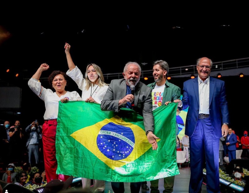 Leandro Grass e Rosilene Corrêa recebem Lula em ato público no Centro de Convenções
