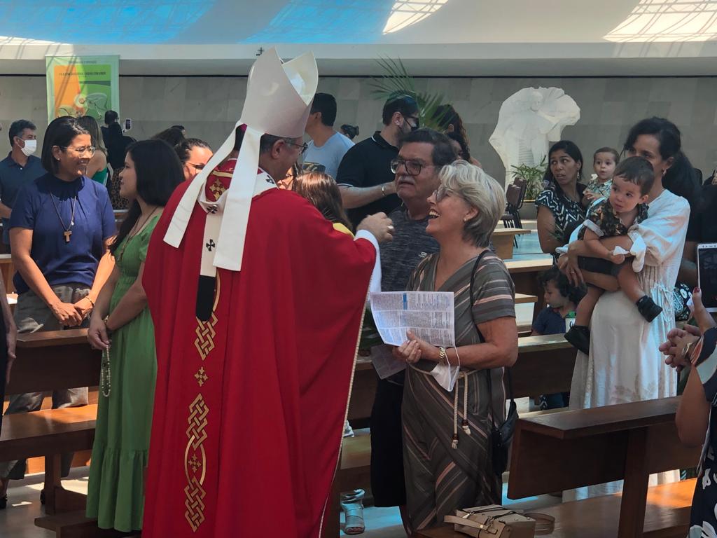 Carisma: Dom Paulo Cezar em conversa com os fiéis após missa dominical por ele celebrada na Catedral de Nossa Senhora Aparecida em Brasília