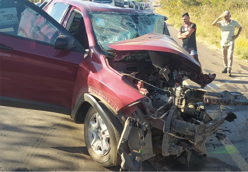 Colisão frontal entre caminhonetes deixa um morto e três feridos