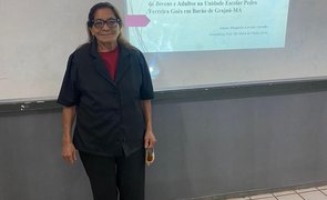 Após longa caminhada, mulher negra de 77 anos consegue realizar sonho