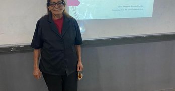 Após longa caminhada, mulher negra de 77 anos consegue realizar sonho