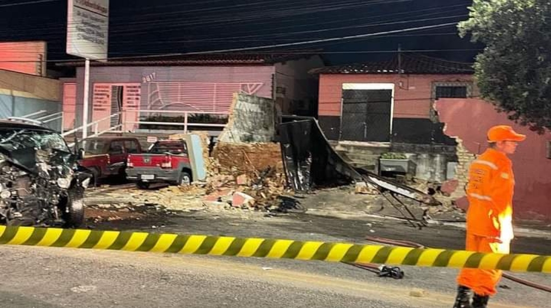 Motorista perde o controle de carro e derruba muro