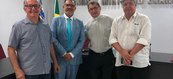 Advogado Jacinto Teles acompanhado de amigos durante solenidade de posse da nova diretoria da Comissão de Estudos Constitucionais da OAB-PI