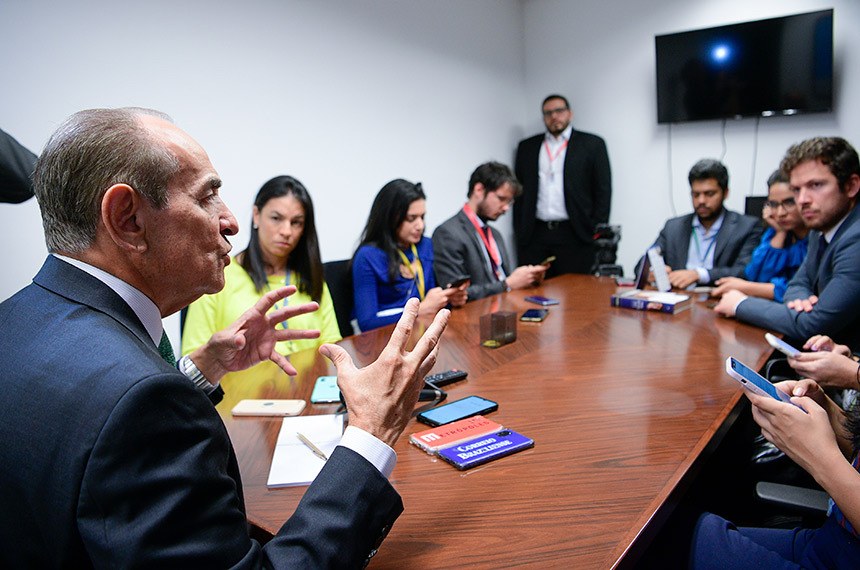 Marcelo Castro em entrevista coletiva nesta terça, depois de reunir-se com Pacheco
