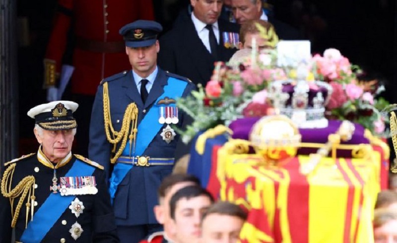 O rei Charles III e o príncipe de Gales, William, acompanham o caixão da rainha Elizabeth II
