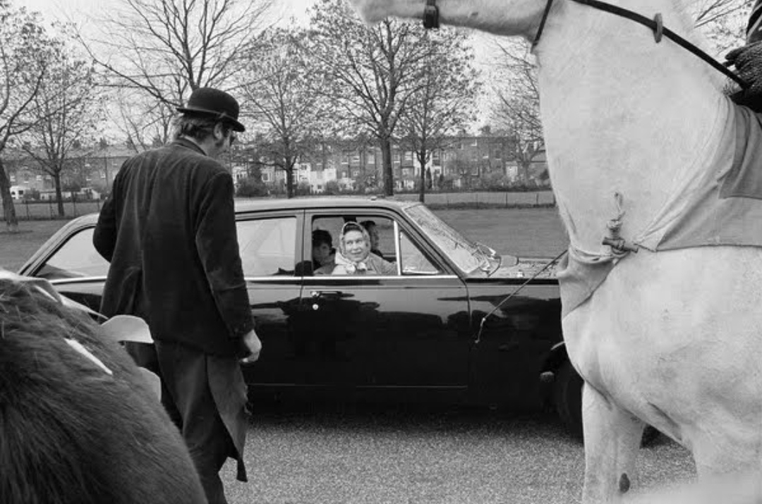 Rainha Elizabeth dirigindo um carro da família real em 1973