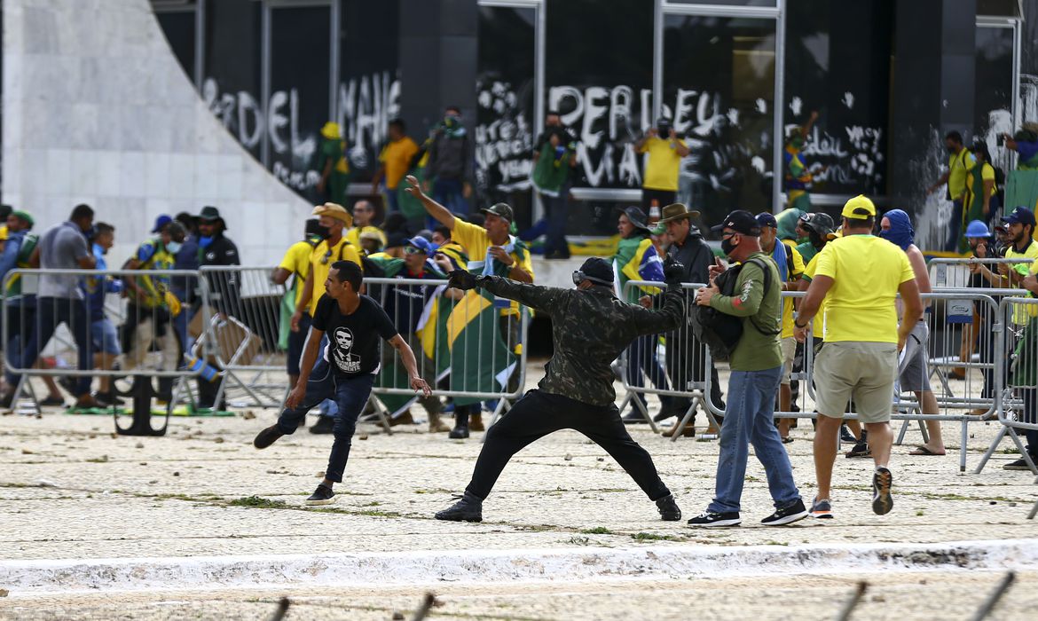 Bolsonaristas invadem palácios dos três poderes, em Brasília