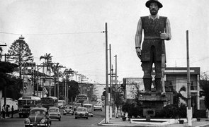 Estátua do bandeirante Borba Gato, símbolo do bairro de Santo Amaro, em São Paulo