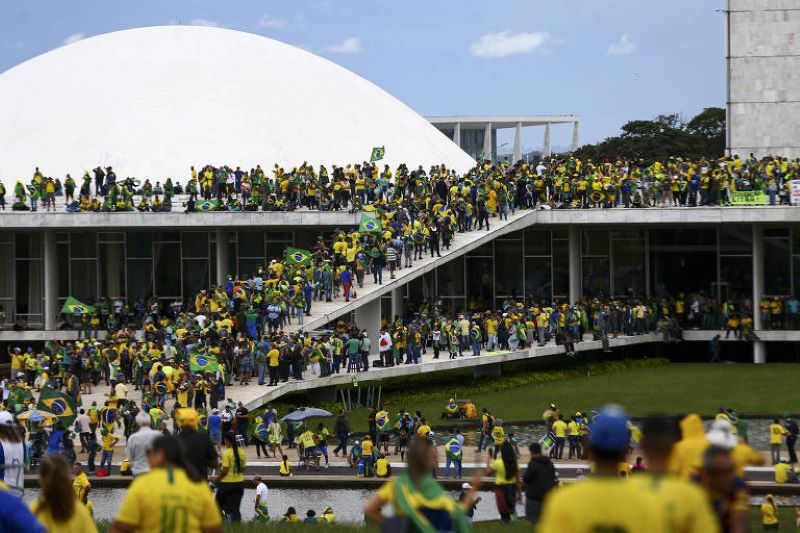 Golpistas com atos terroristas em Brasília derruba governador Ibaneis Rocha por visível negligência do seu governo no combate aos atos criminosos