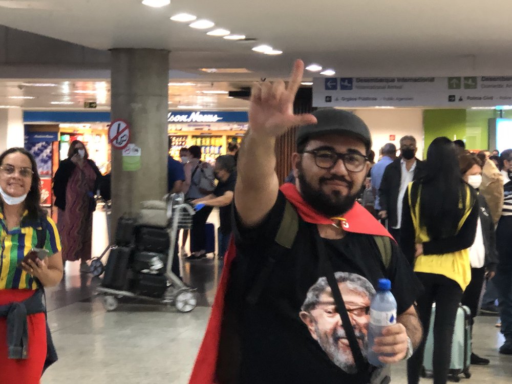 Jovem chega entusiasmado para a posse de Lula (Foto: Jacinto Teles/JTNEWS) Jovem chega entusiasmado para a posse de Lula (Foto: Jacinto Teles/JTNEWS)