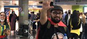 Jovem chega entusiasmado para a posse de Lula