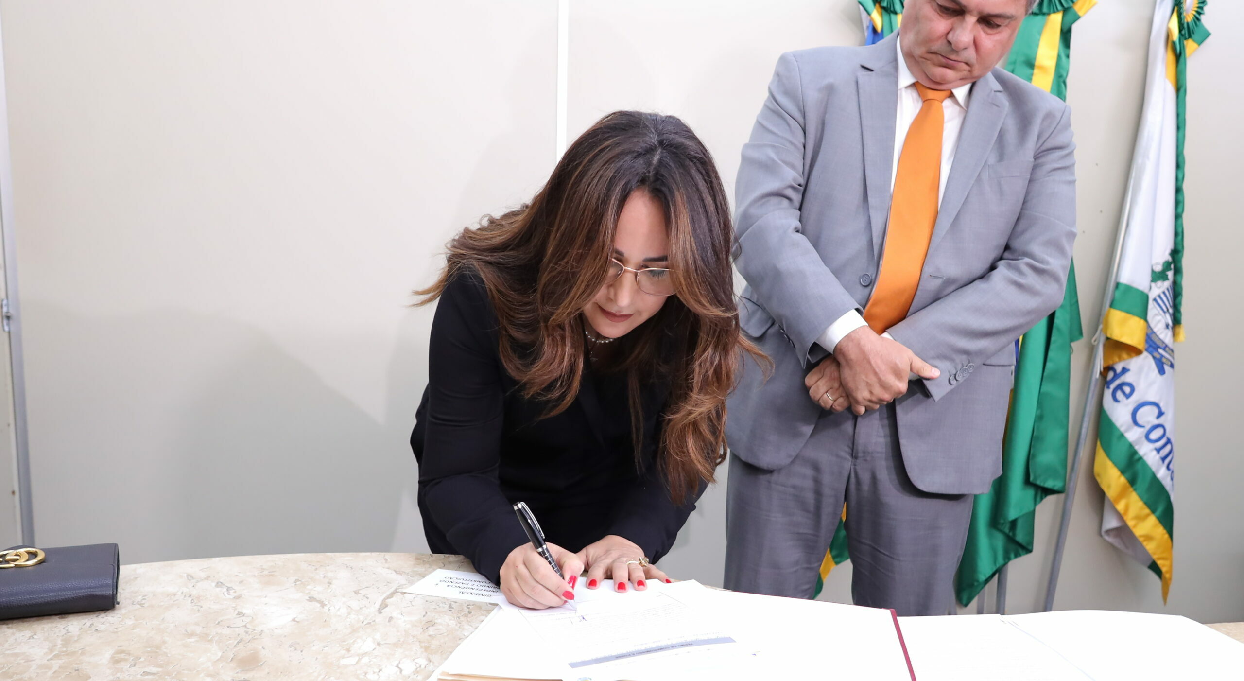Rejane Dias assina termo de posse e compromisso como membro da Corte de Contas do Estado, perante o presidente do TCE, Kennedy Barros