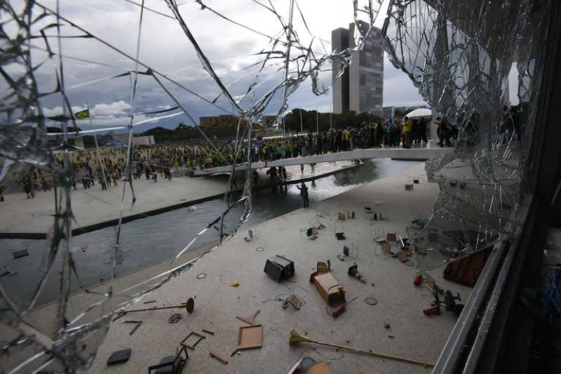 Vista da rampa do Planalto de dentro do palácio, com vidraça quebrada, durante atos terroristas de extremistas Bolsonaristas