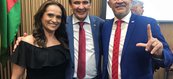 Wellington Dias recebe os cumprimentos de Francisca e Jacinto Teles após a posse